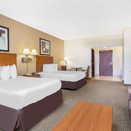 Days Inn By Wyndham Phenix City Near Fort Moore Εξωτερικό φωτογραφία