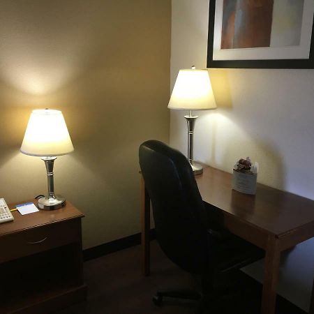 Days Inn By Wyndham Phenix City Near Fort Moore Εξωτερικό φωτογραφία