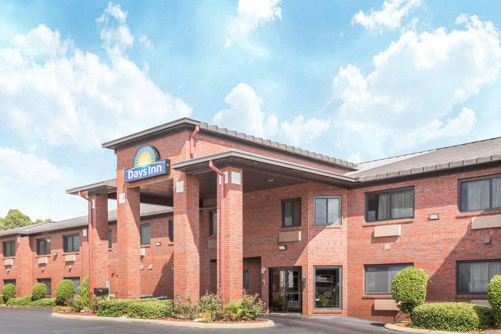 Days Inn By Wyndham Phenix City Near Fort Moore Εξωτερικό φωτογραφία