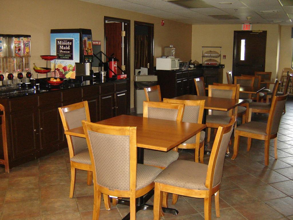 Days Inn By Wyndham Phenix City Near Fort Moore Εξωτερικό φωτογραφία