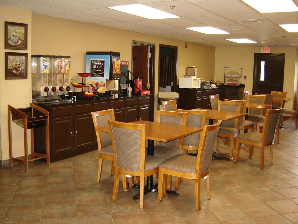 Days Inn By Wyndham Phenix City Near Fort Moore Εξωτερικό φωτογραφία