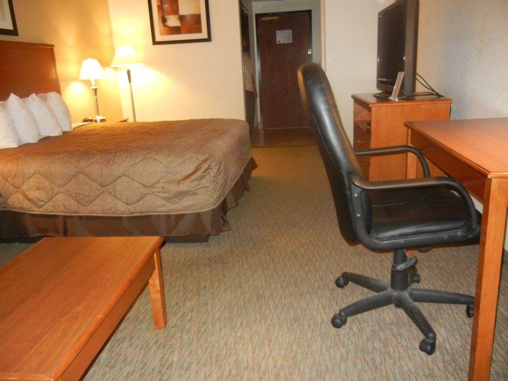 Days Inn By Wyndham Phenix City Near Fort Moore Εξωτερικό φωτογραφία