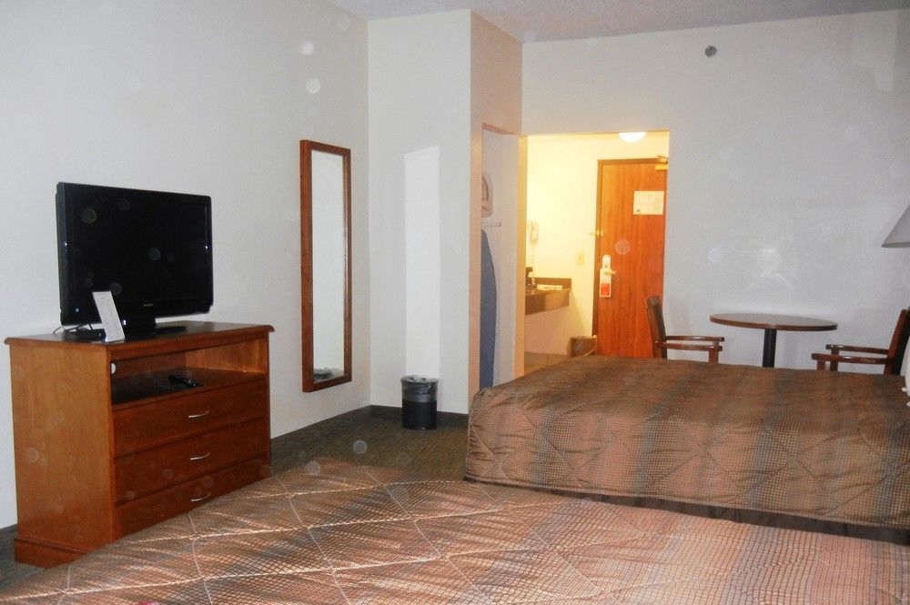 Days Inn By Wyndham Phenix City Near Fort Moore Εξωτερικό φωτογραφία