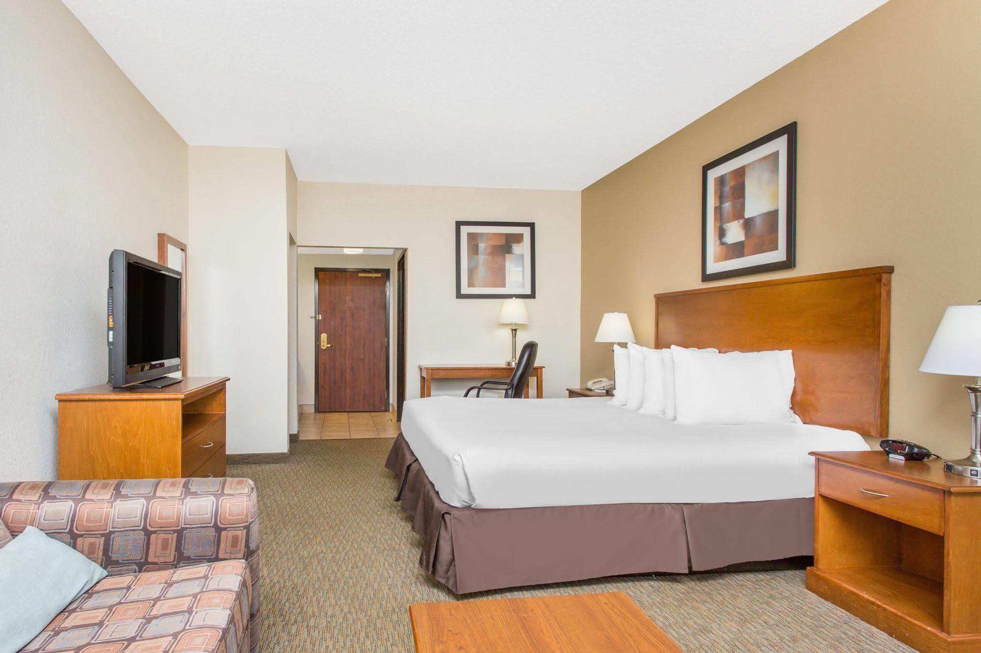Days Inn By Wyndham Phenix City Near Fort Moore Εξωτερικό φωτογραφία