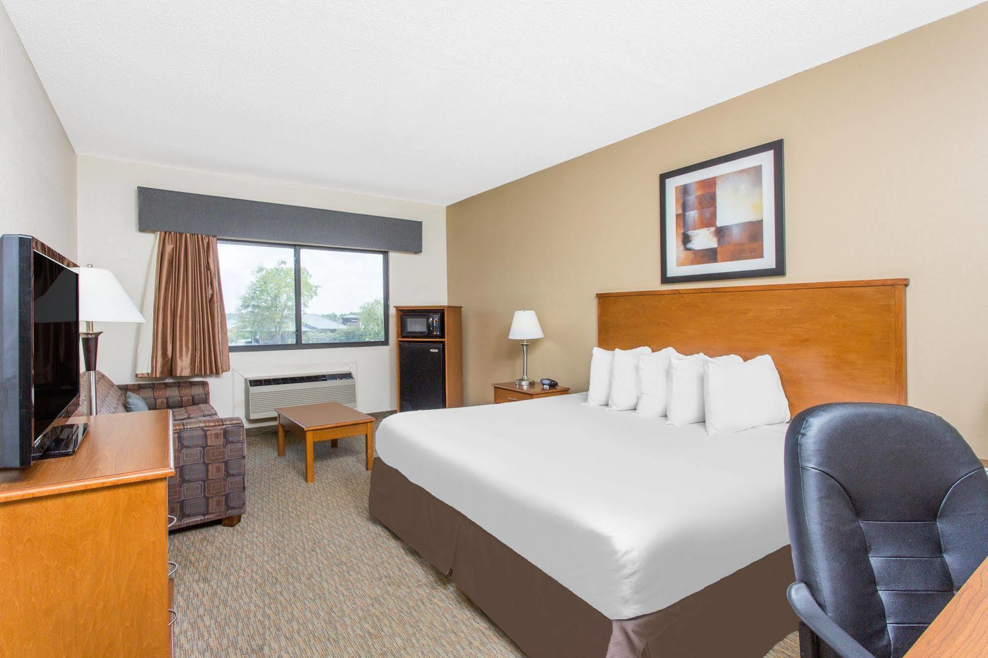 Days Inn By Wyndham Phenix City Near Fort Moore Εξωτερικό φωτογραφία