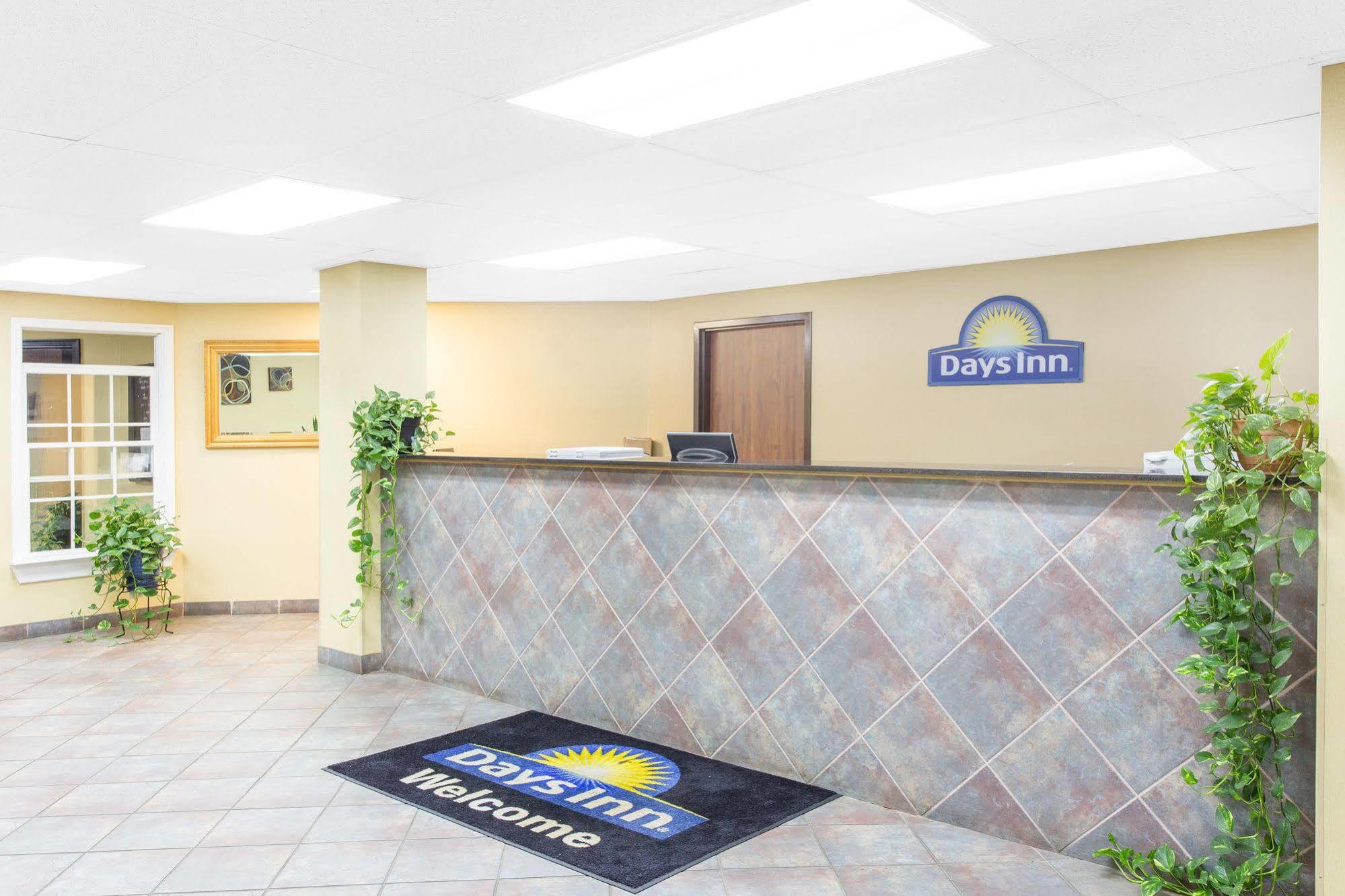 Days Inn By Wyndham Phenix City Near Fort Moore Εξωτερικό φωτογραφία