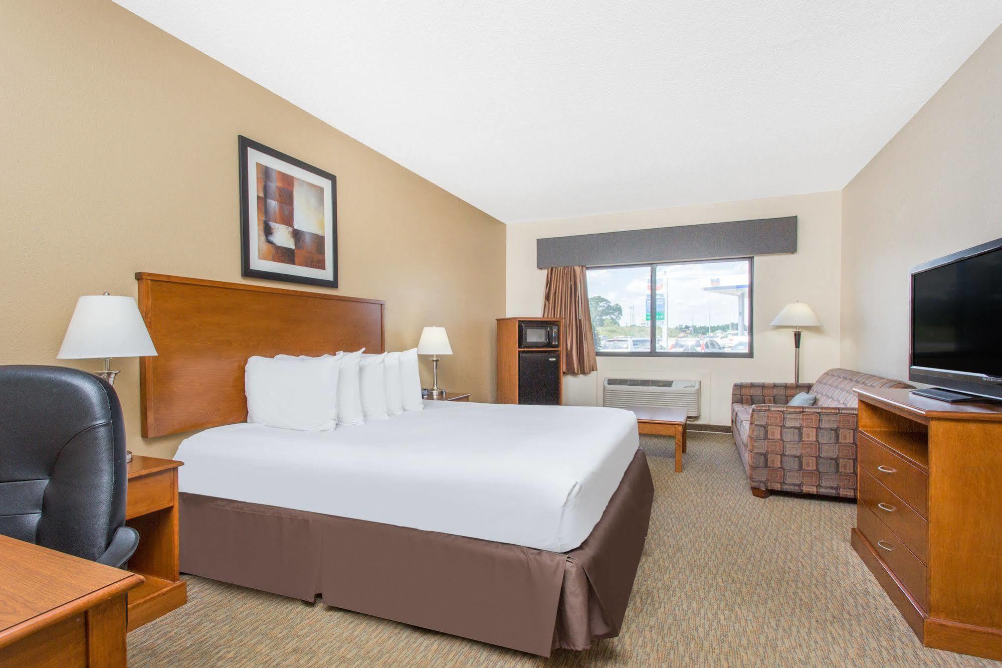 Days Inn By Wyndham Phenix City Near Fort Moore Εξωτερικό φωτογραφία