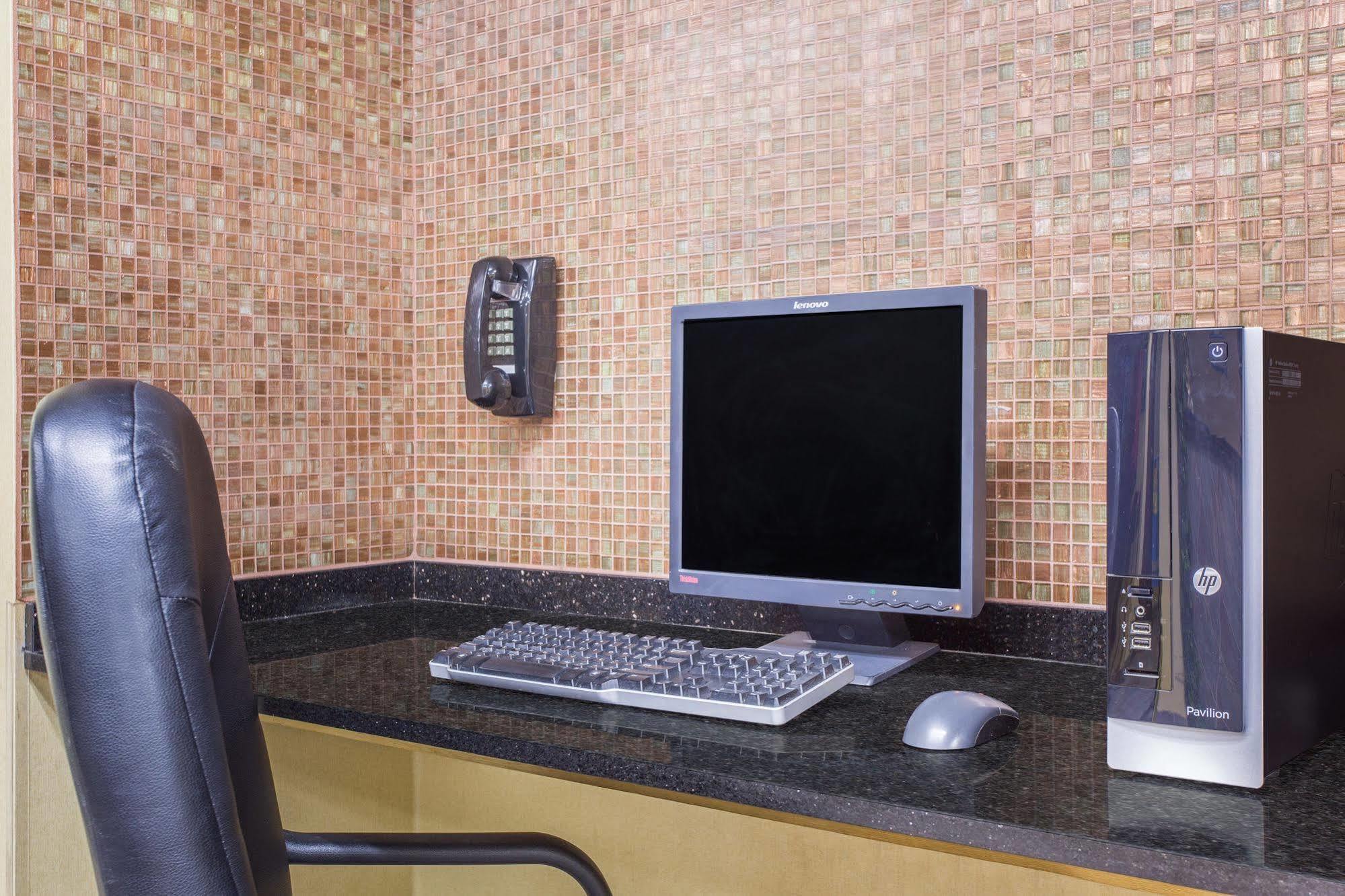 Days Inn By Wyndham Phenix City Near Fort Moore Εξωτερικό φωτογραφία
