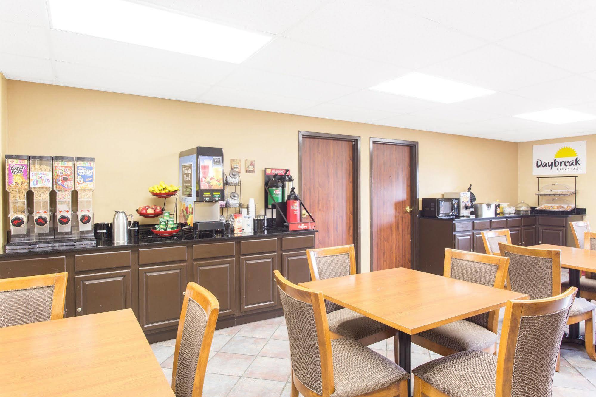 Days Inn By Wyndham Phenix City Near Fort Moore Εξωτερικό φωτογραφία