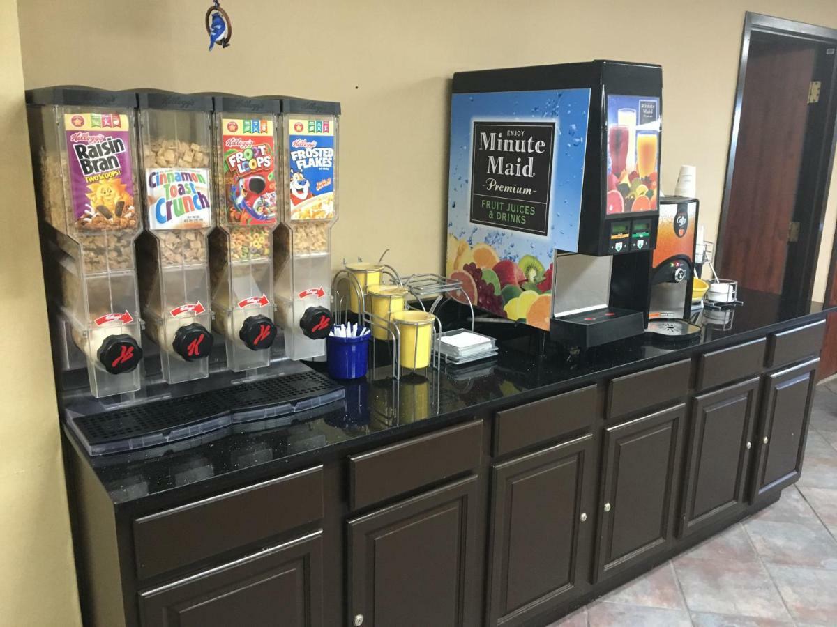 Days Inn By Wyndham Phenix City Near Fort Moore Εξωτερικό φωτογραφία