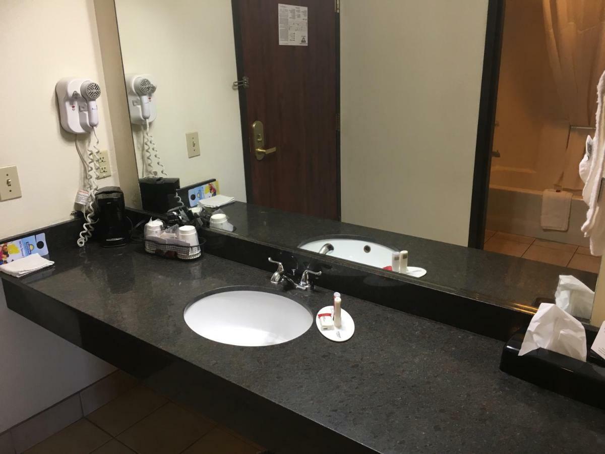 Days Inn By Wyndham Phenix City Near Fort Moore Εξωτερικό φωτογραφία